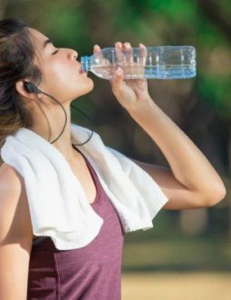 Mỗi ngày bạn nên uống 2-3 lít nước và chia thành nhiều thời điểm uống