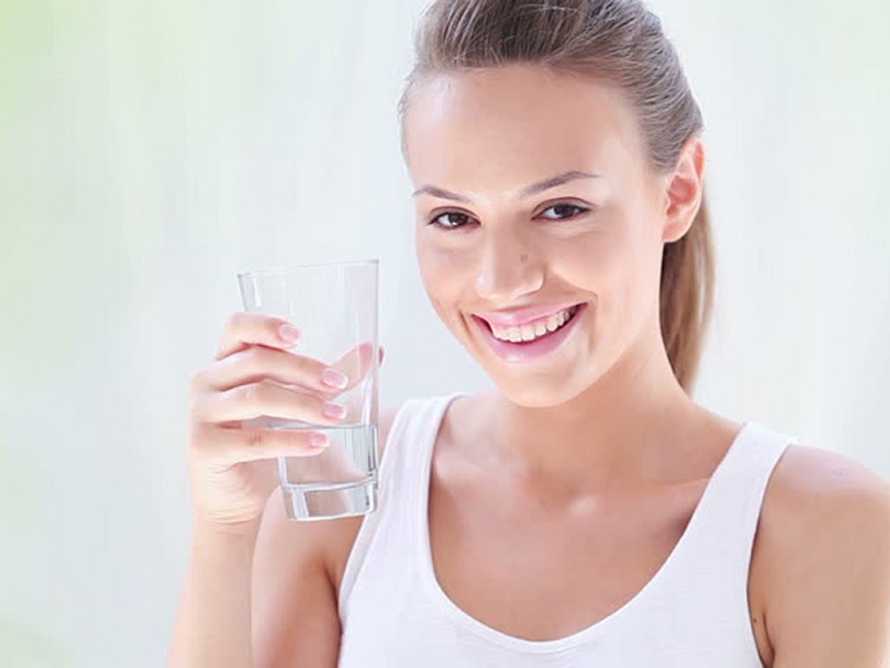 Uống nước ion kiềm để ngăn ngừa lão hóa da tay