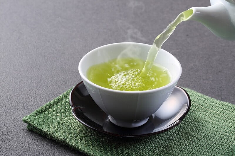 Uống nước trà xanh cần tránh uống khi đói